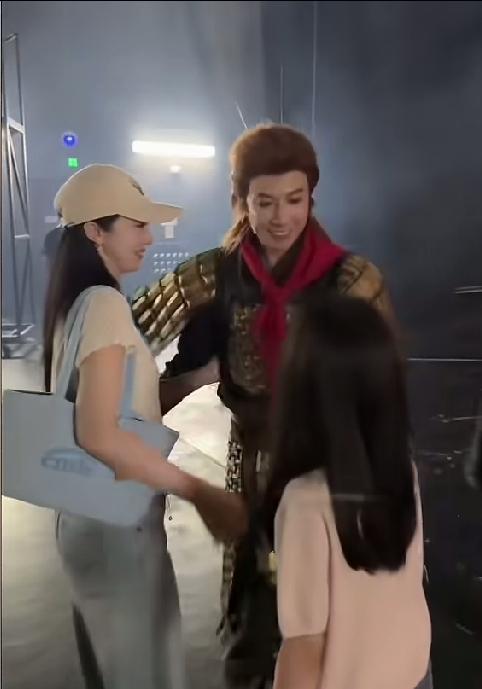 董璇和张维伊当着女儿的面亲吻！小酒窝都笑了，董璇和女儿小酒窝是为了来给张维伊演出