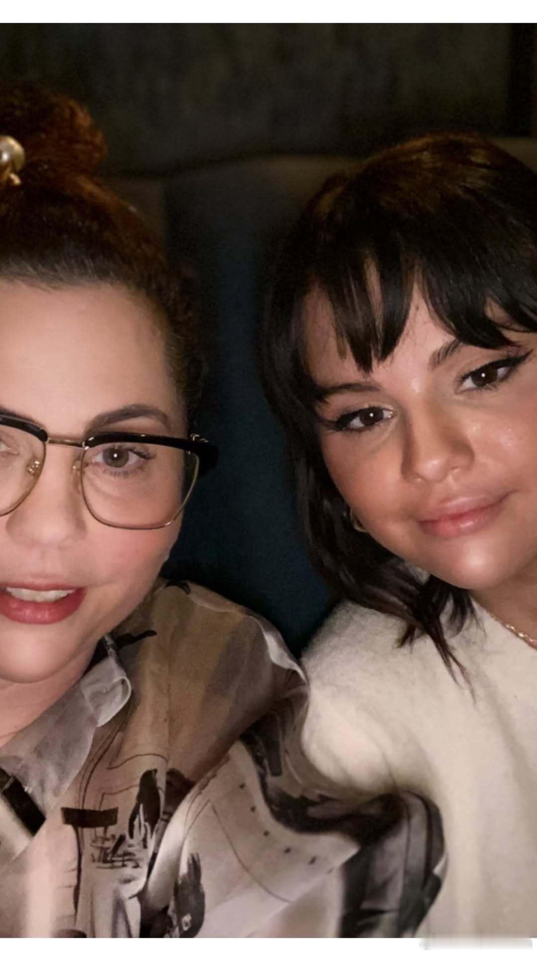 SelenaGomez赛琳娜戈麦斯的妈妈Mandy晒出多枚和赛琳娜还有妹妹Gr