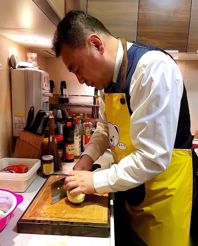 你敢信吗？那个每天晚上7点，一脸严肃跟你说国家大事的人，退休后一头扎进了厨房。