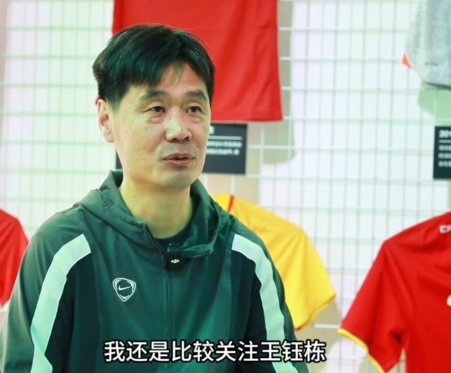 李霄鹏：会关注王钰栋，他有可能成为未来中国足球的领军人知名媒体人“猜我今天在哪