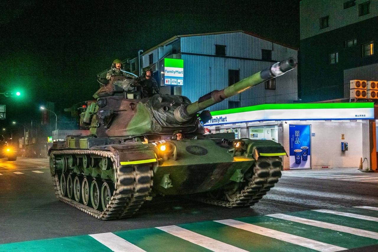 伪台陆军风声鹤唳，大半夜组织装甲重装部队上街夜巡，治安不好吗？