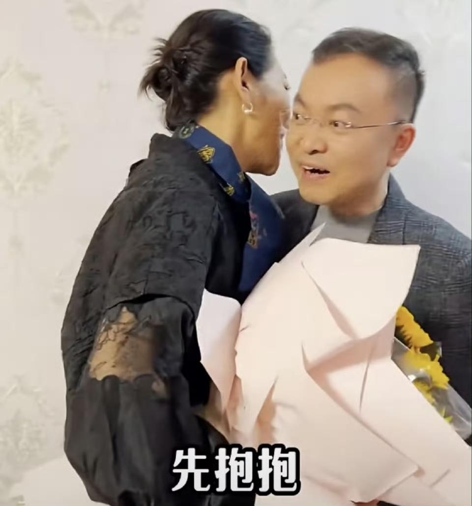 没想到，67岁的倪萍被一个几乎无法说话的人鼓舞了。3月6日，倪萍专程去看望渐