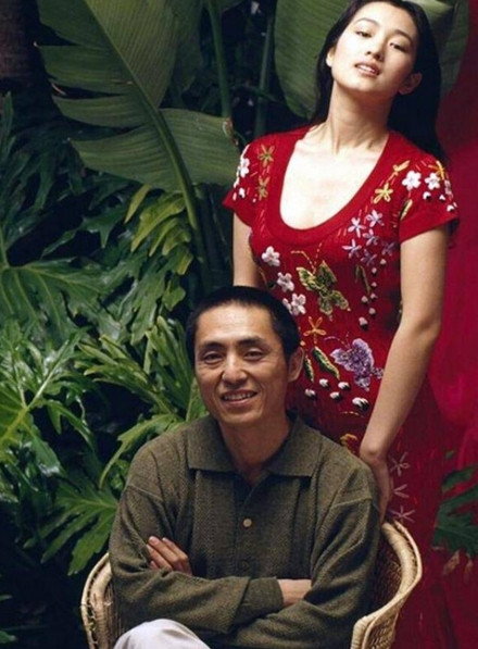 1997年，张艺谋的父亲过世，张艺谋在回家奔丧的时候，女儿张末哭着求张艺谋：“爸