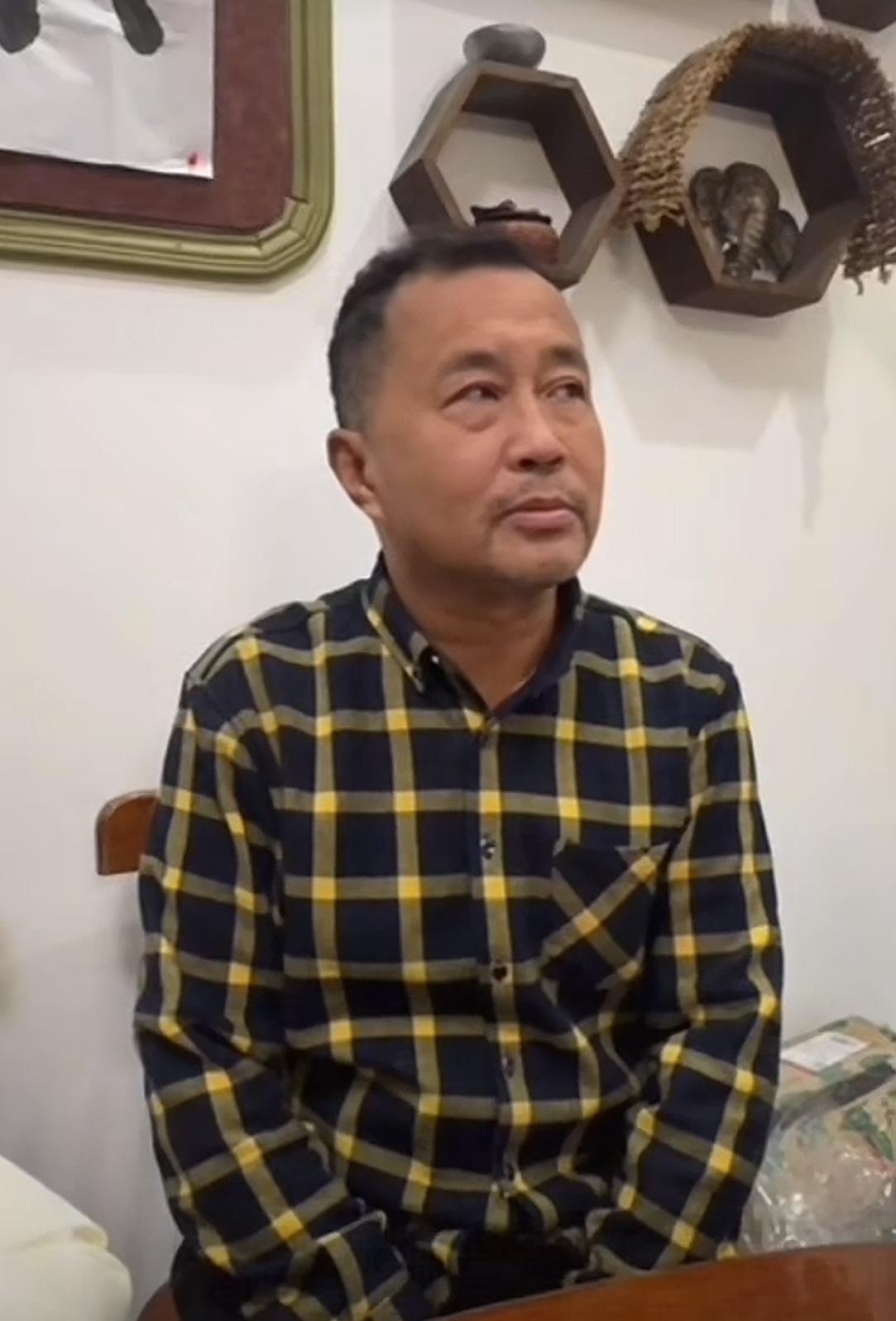 沈巍坐在那都无语了[捂脸哭]说：“我真心在头大了。”近日，各主播因为不能直播而