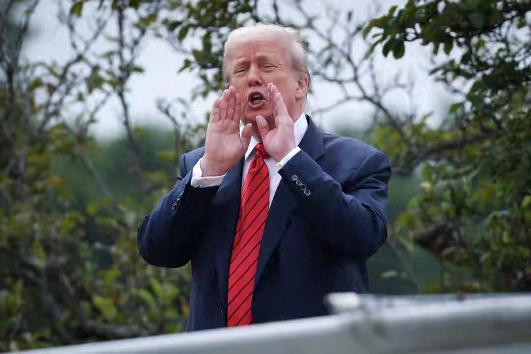 特朗普政策收紧引发美企大规模破产，国内新能源产业受重创，而中国却凭借全球布局和低