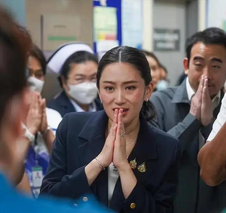 佩通坦出手惩治内奸了！ 佩通坦的第四次家族总理任期戛然而止，但这并没有击垮她