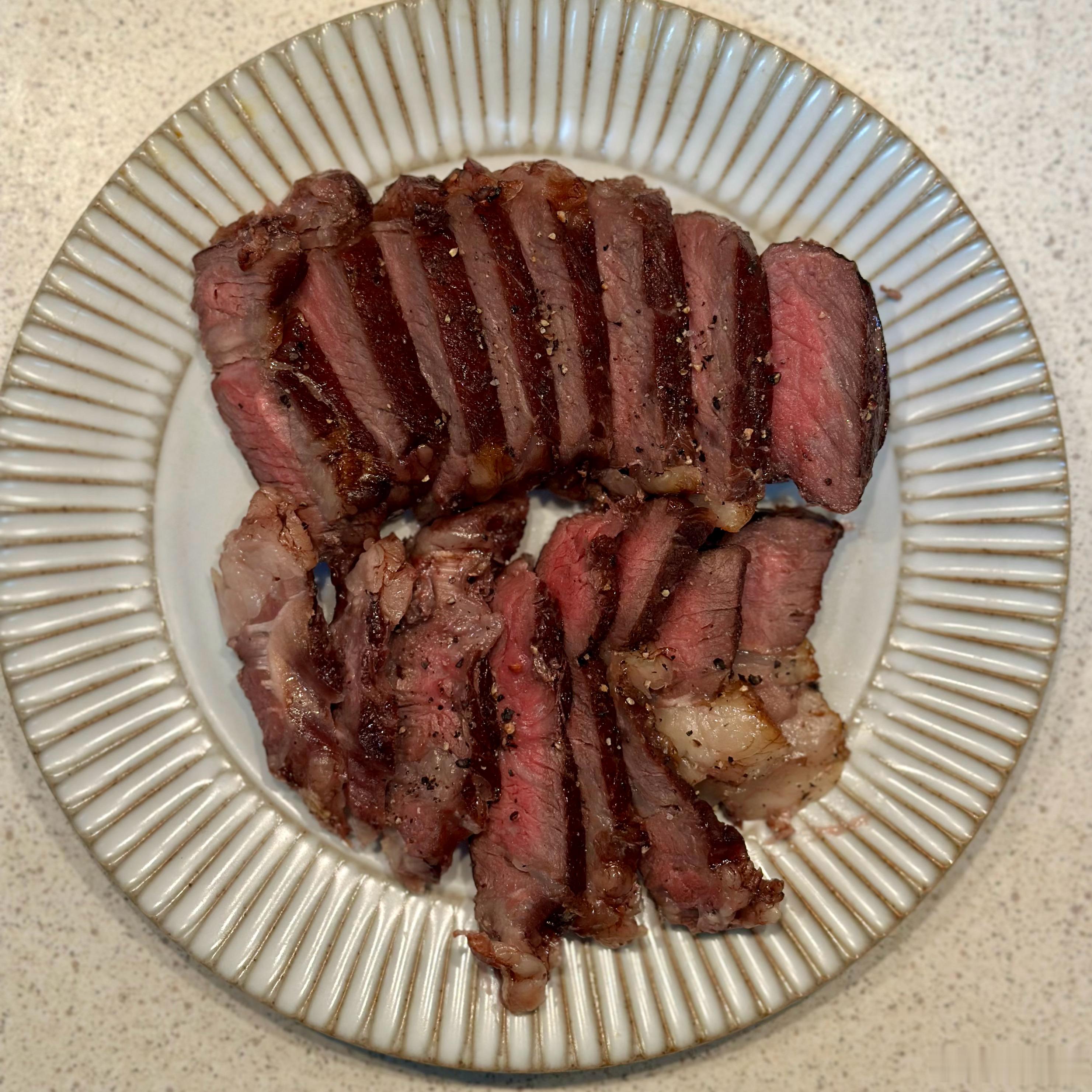 晚餐。煎牛排，肉沫毛豆，蒸南瓜和玉米。​​​