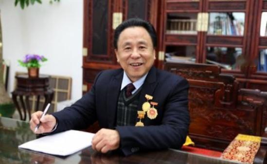 拿过全国劳模，身家百亿，这么样的好苗子最后包养多名情妇，生下11个私生子，75岁