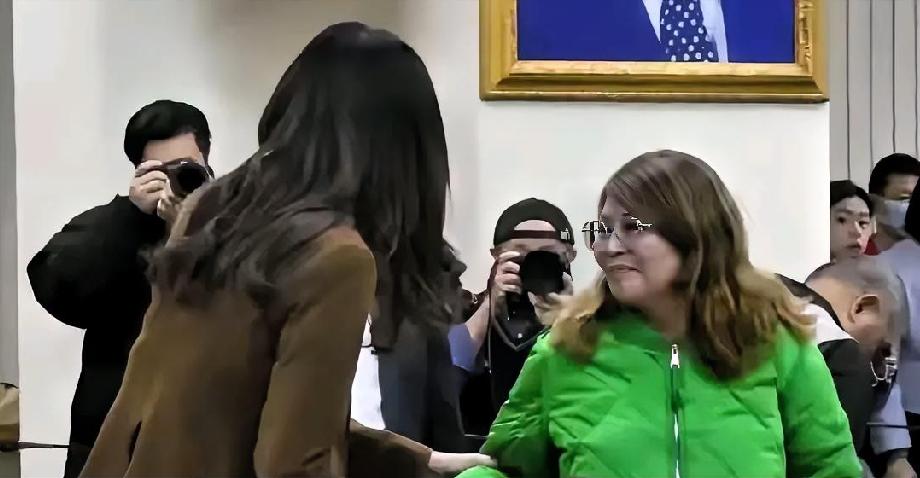 全网刷屏！郑丽文这回真被问住了！街头被台湾女生怼得哑口无言：当年日本占台湾问过百