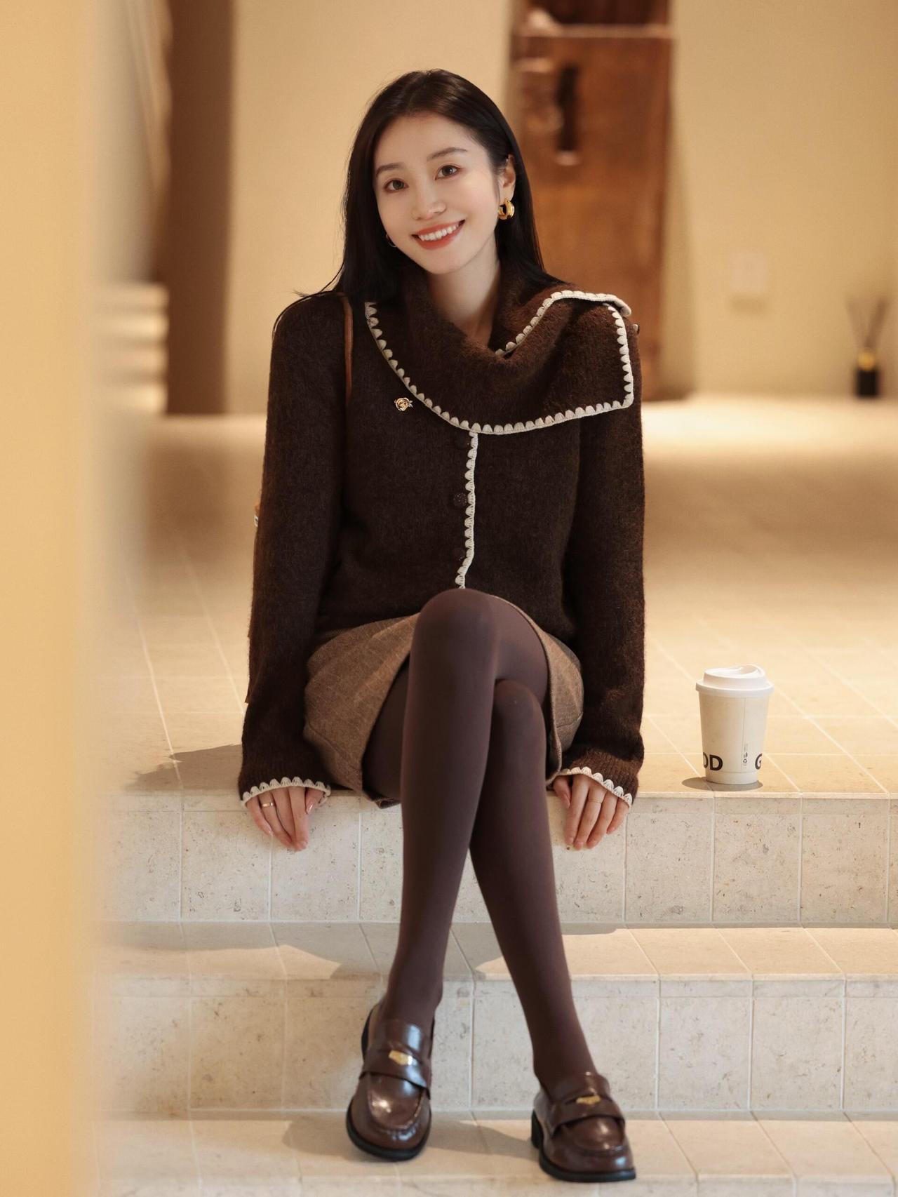 什么样的穿搭可以成为气质女神?冬日穿搭温暖毛衣+毛呢短裙，手捧热饮，暖心又时