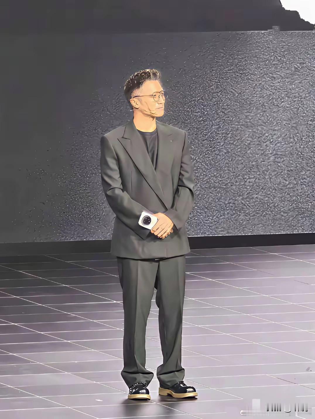 当西装不合身的时候，穿出去就是灾难现场，脸再帅也不顶用…