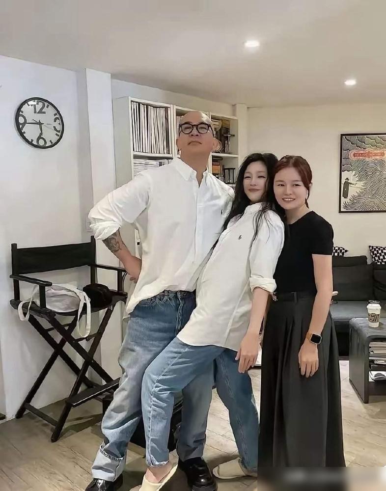 第一回看到这照片就被一个细节打动了！大s和老公具俊晔在一起的时候，开心的像个小女