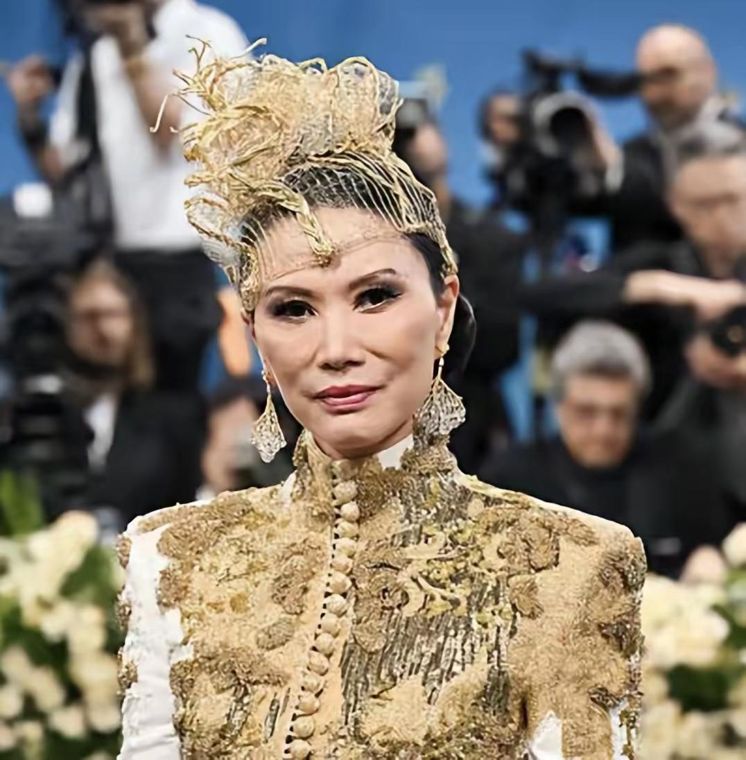 邓文迪面相越来越凶也许离开默多克她还是很无奈吧她这个妆造冷不丁的一看还以为是