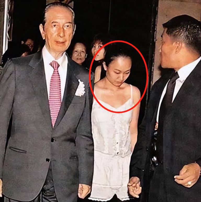 2007年，85岁的赌王中风入院，貌不惊人的小护士邓咏诗，愿给赌王擦身体。结果没