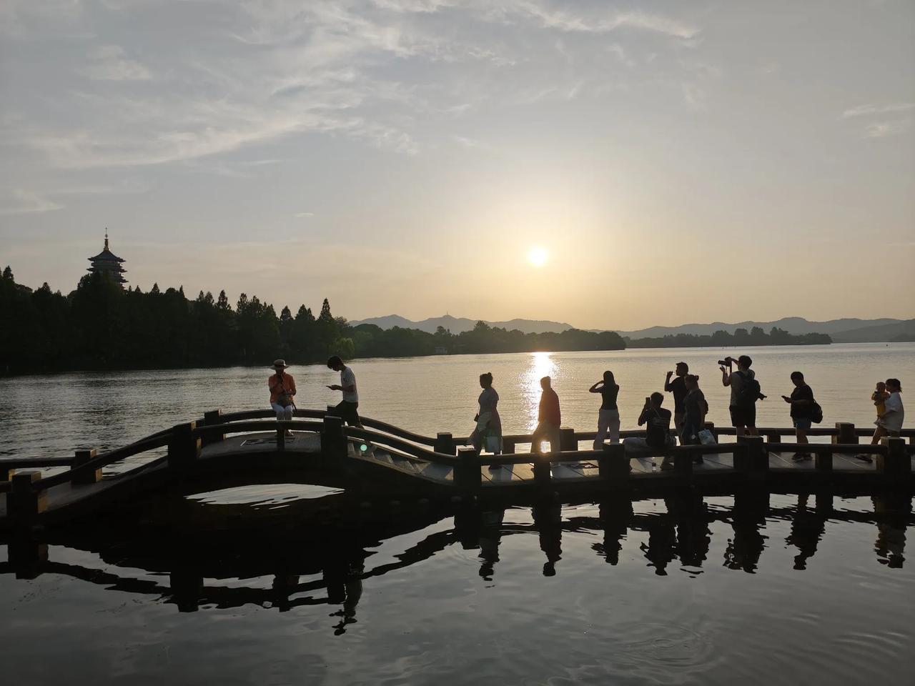 杭州西湖雷峰塔夕照最美，每天都有很多帅哥美女来雷峰塔前面的双投桥拍摄婚纱照，夕阳