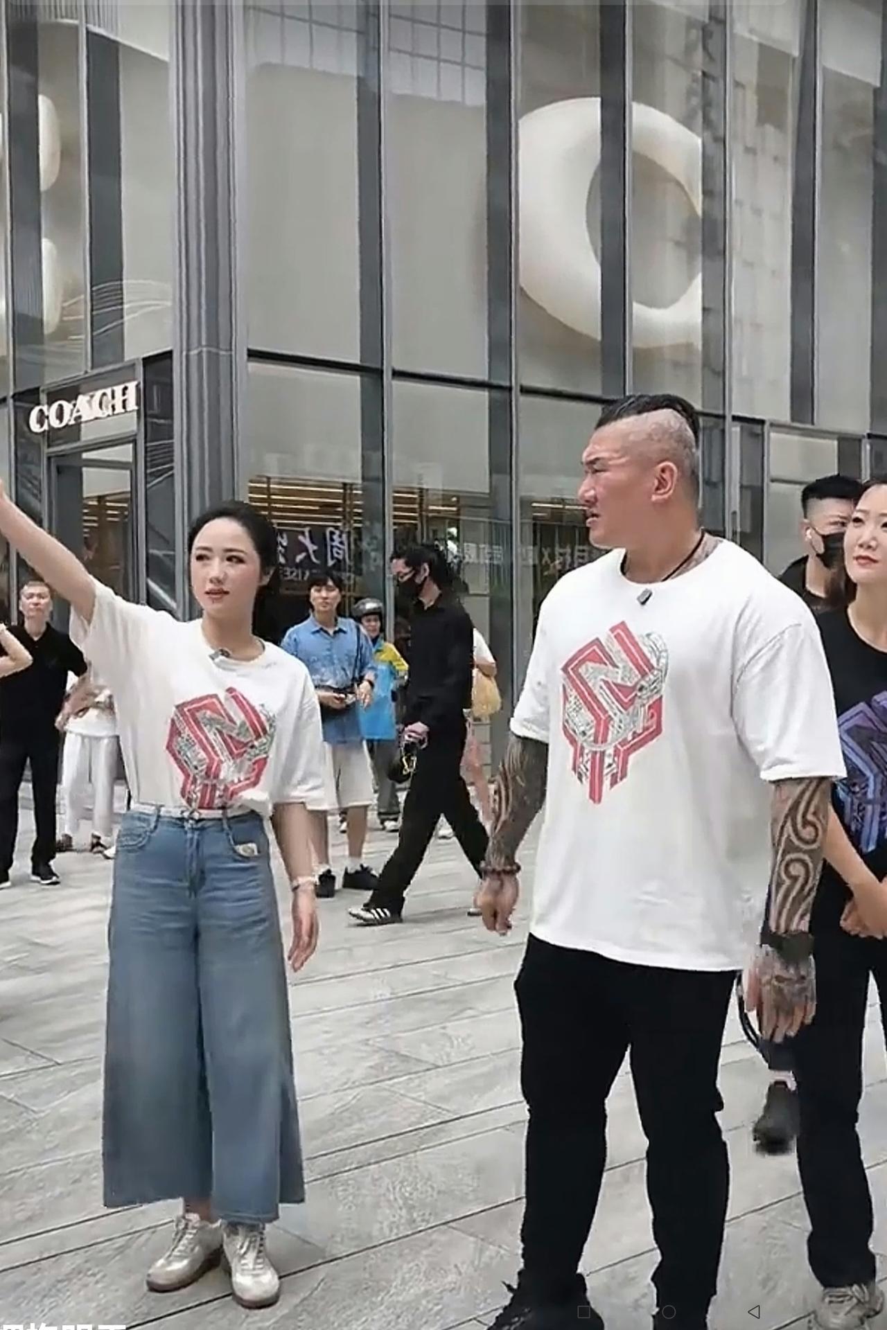 这两位重庆美女要“火”了！这两个重庆的美女（一个穿白短袖、一个穿黑短袖），这两