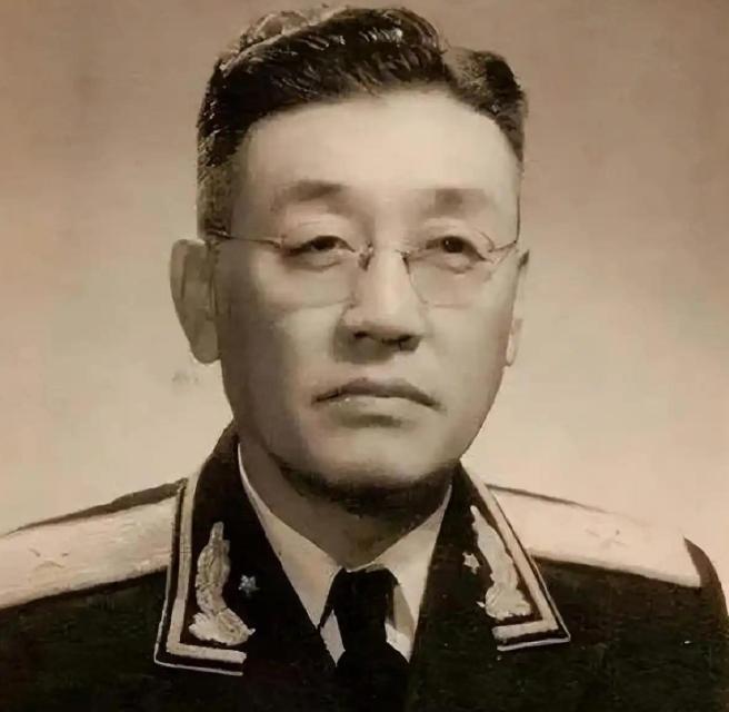 1955年红军军长被评大校军衔，三大元帅看不过去，主席：确实低了。 这个红军