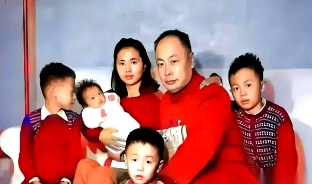 副总理回乡。三十六年了，没警车开道，没夹道欢迎。只有一个老人在村口，颤巍巍地