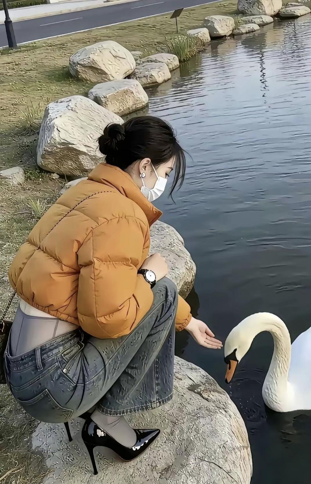 现在的年轻人，为了拍照真的可以“不要命”吗？今天在公园散步，看到这一幕，我真的