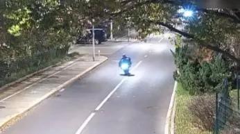 那条5.3公里的归家路，他摔了六次，最后一次，再也没能爬起来。鲜血染红路面，未系