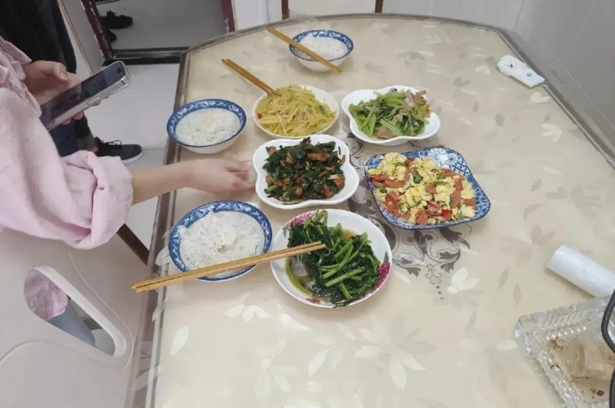 第一次去女朋友家吃饭，她妈妈就用这种饭菜招呼我，是不是看不上我呀？女朋友是单亲家
