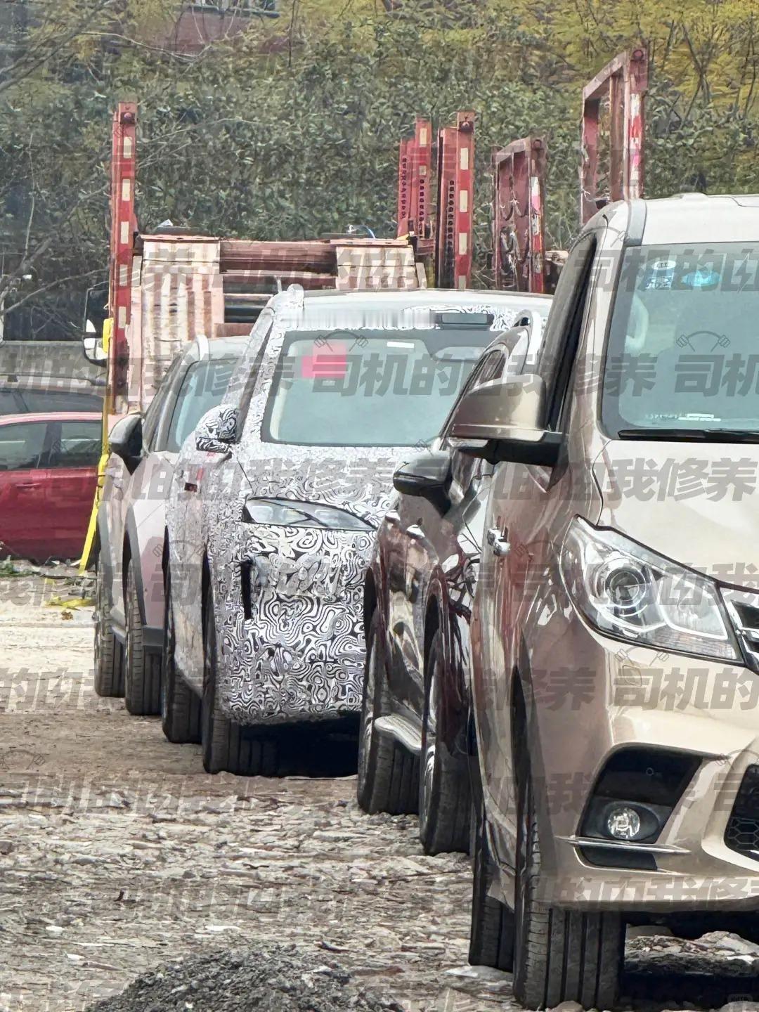 疑似问界M9L伪装车新谍照，不再是用M9套壳伪装。尾部看样子变化会很大，轮廓线条