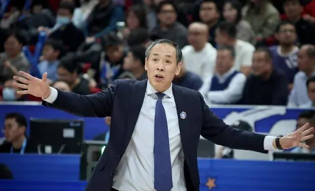 毕竟前男篮主帅以顾问身份回到替补席，谁也说不准会给比赛带来什么变数，李楠这次复出