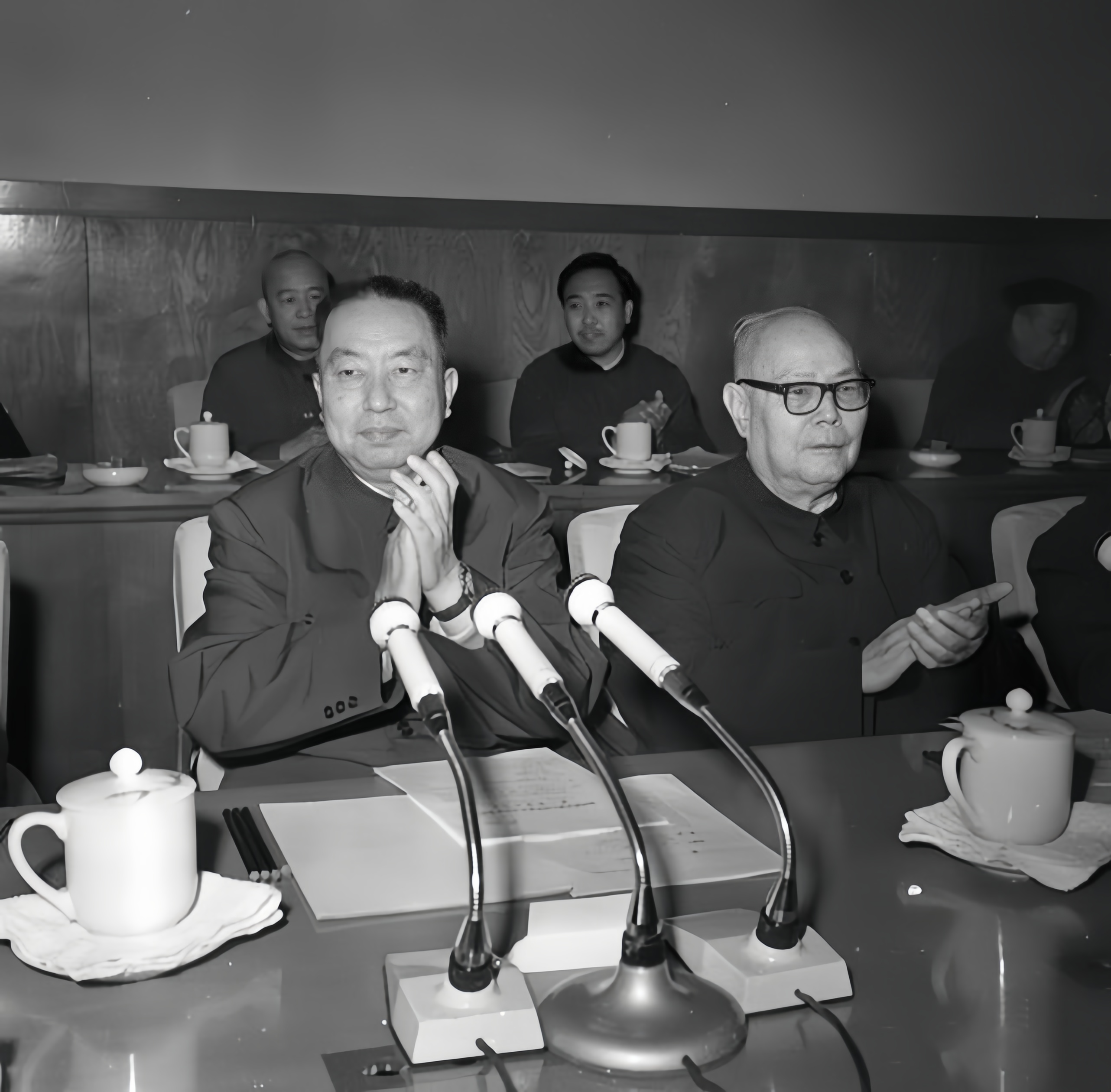 粉碎四人帮的当天晚上，中央在玉泉山叶剑英的住地召开紧急会议。参加会议的都是政治局