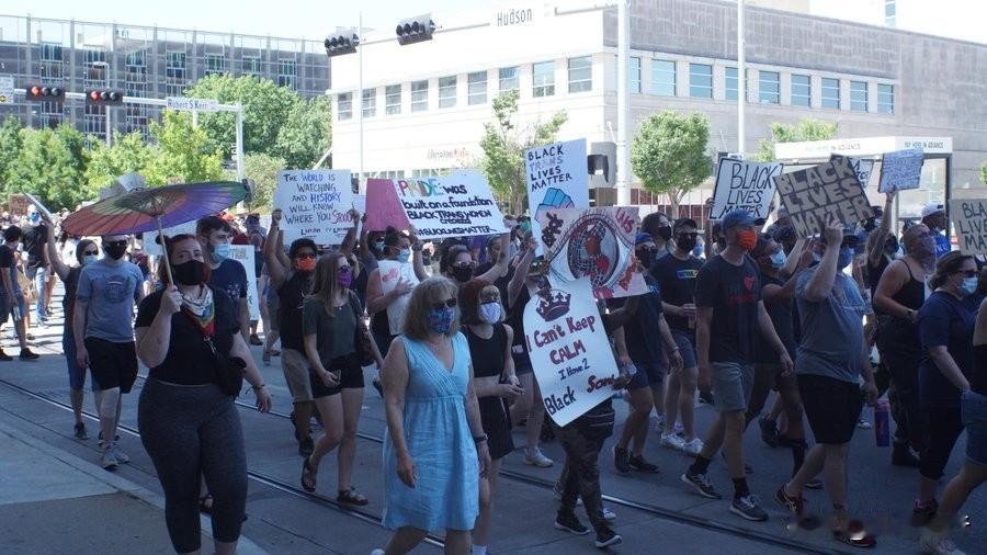 【BLM领袖挪用300万买房？“黑命贵”变成了“黑钱贵”，这生意太暴利了】又