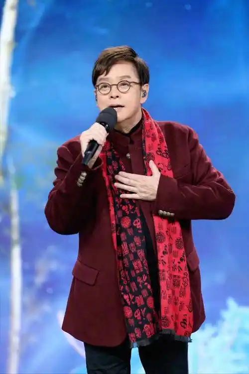 他可能已经忘记他了，但当他的音乐响起时，多少人的青春又被拉回了那个黄金年代。 