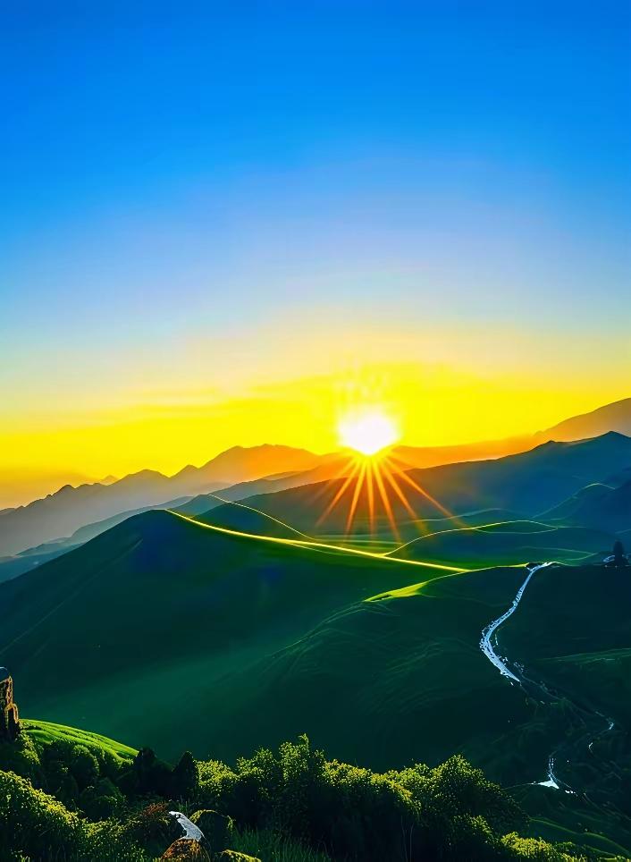 “日出东方，金色山川，静谧如画”🌅🏔️🌿