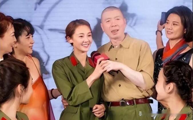 冯小刚导演怀里搂着的是哪一位女明星呢？青春又自信，五官精致，皮肤白白嫩嫩的，看这