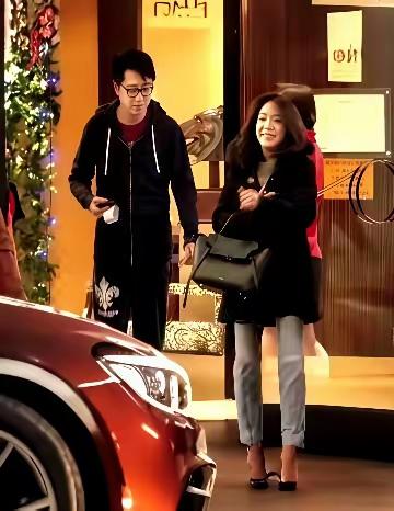 庾澄庆和现任老婆逛街的照片传出来，没什么花哨画面，就俩人穿着休闲装并排走，她素着