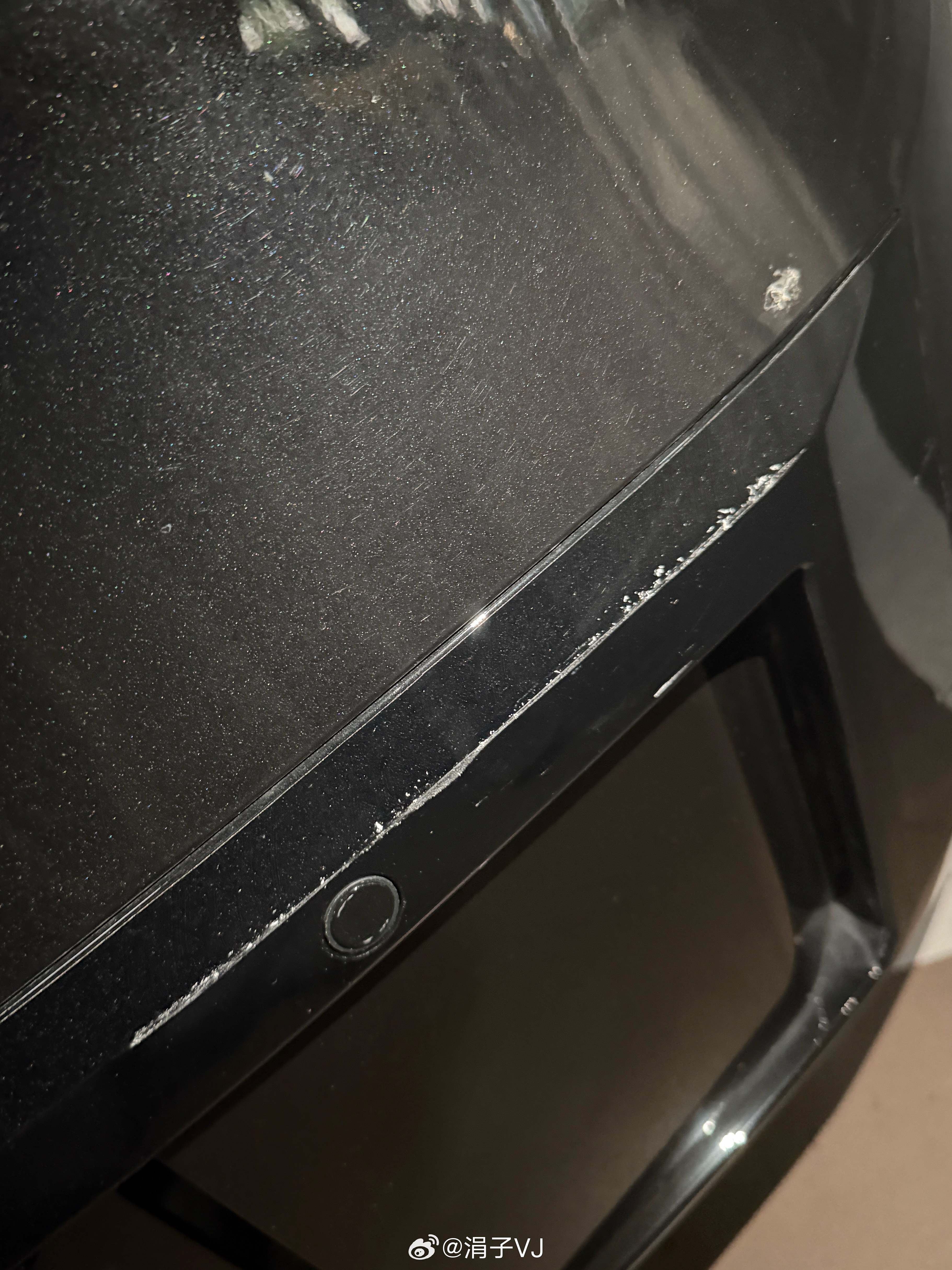 领克900被刮了，估计是旁边的车开走的时候刮的……还好贴膜了。领克900﻿﻿