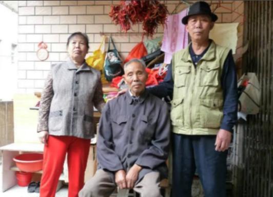 2003年，贵州，一名男子落入河中，被68岁的老人救起。为了感谢救命之恩，男子经