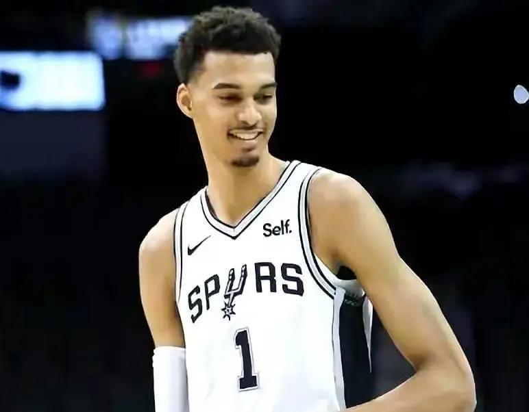 状元打替补？波波维奇这招让全联盟都看傻了。文班亚马11月场均18+9，12