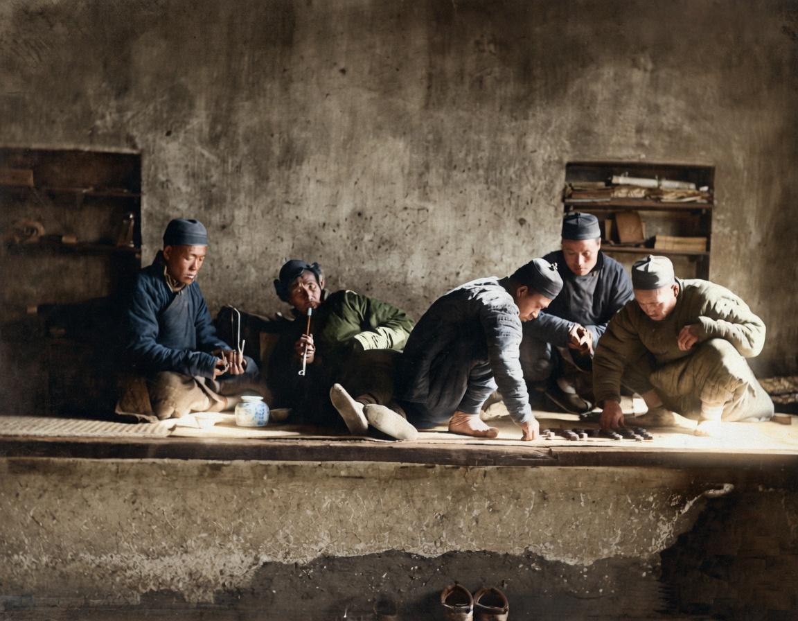 晚清，北方乡村的冬日生活，斑驳的土墙、宽敞的土炕，是北方民居最典型的冬日取暖空间