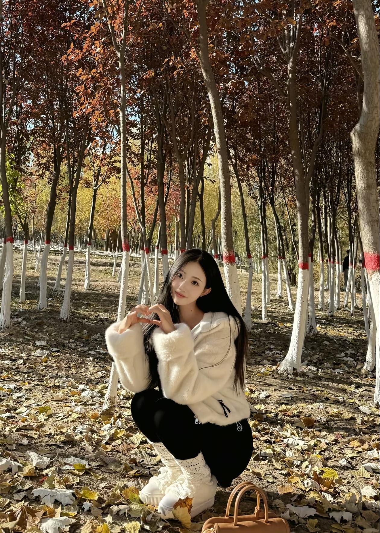 秋日暖阳下的浪漫时光，与心爱之人共度美好。