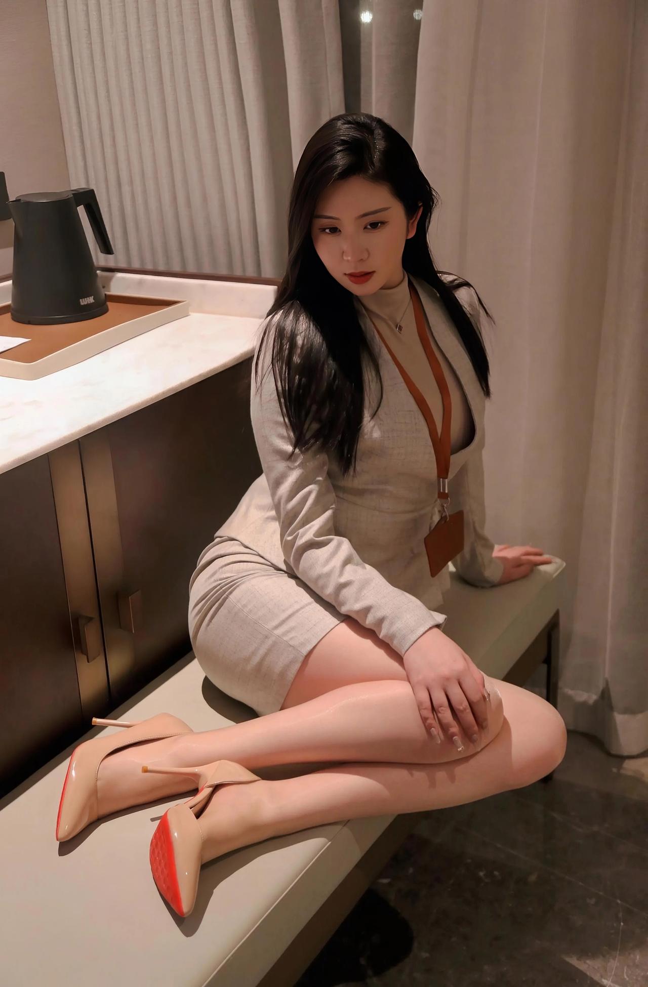 优雅气质穿搭，裸色高跟鞋搭配浅灰色连衣裙，尽显都市女性魅力