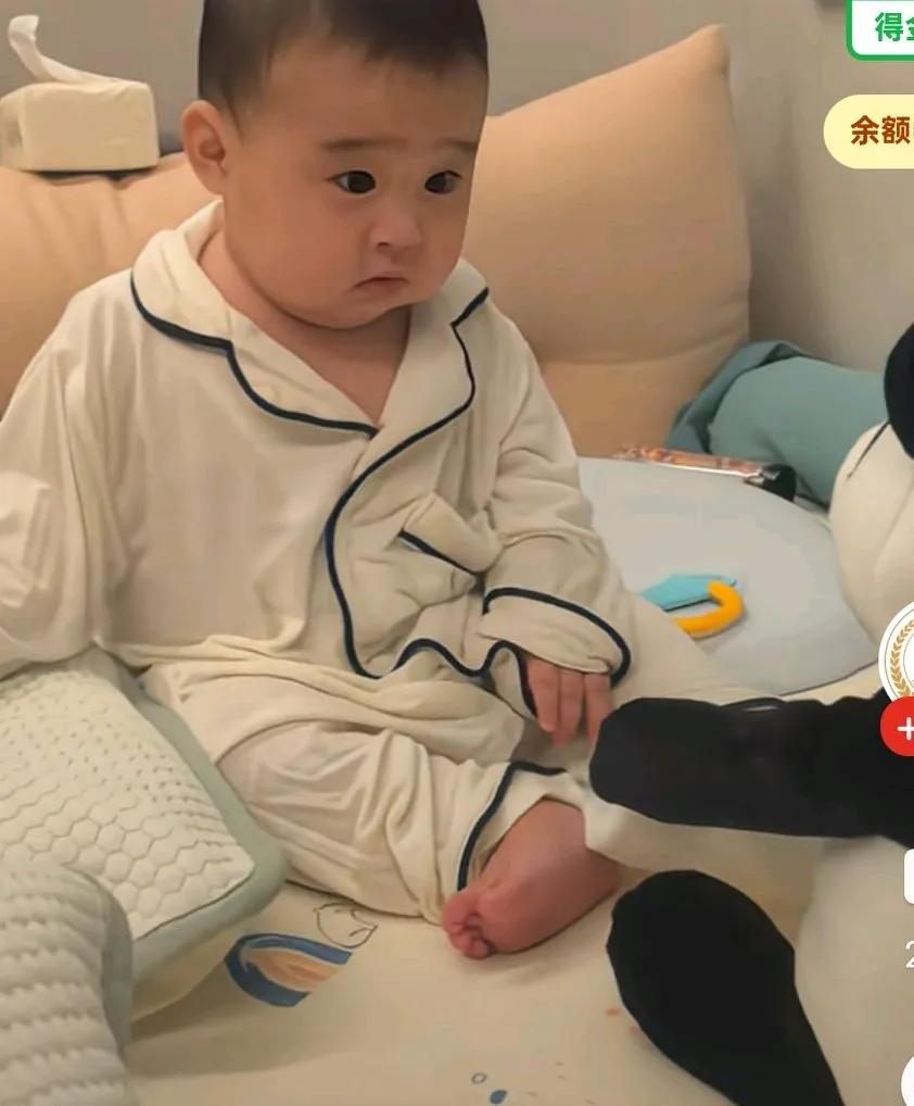 妈妈给萌娃买的熊猫挡脸玩具，宝看见瞪大双眼，看着看着直接吓哭了。难道是太可怕了吗