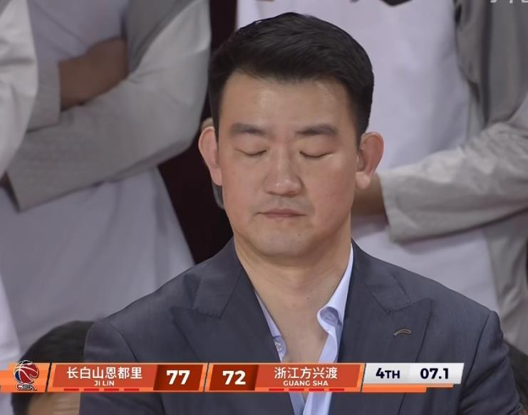 王博为什么宁肯让布朗在场上频频三分打铁，也不愿意换有冲击力的塔克上场呢？本场比赛