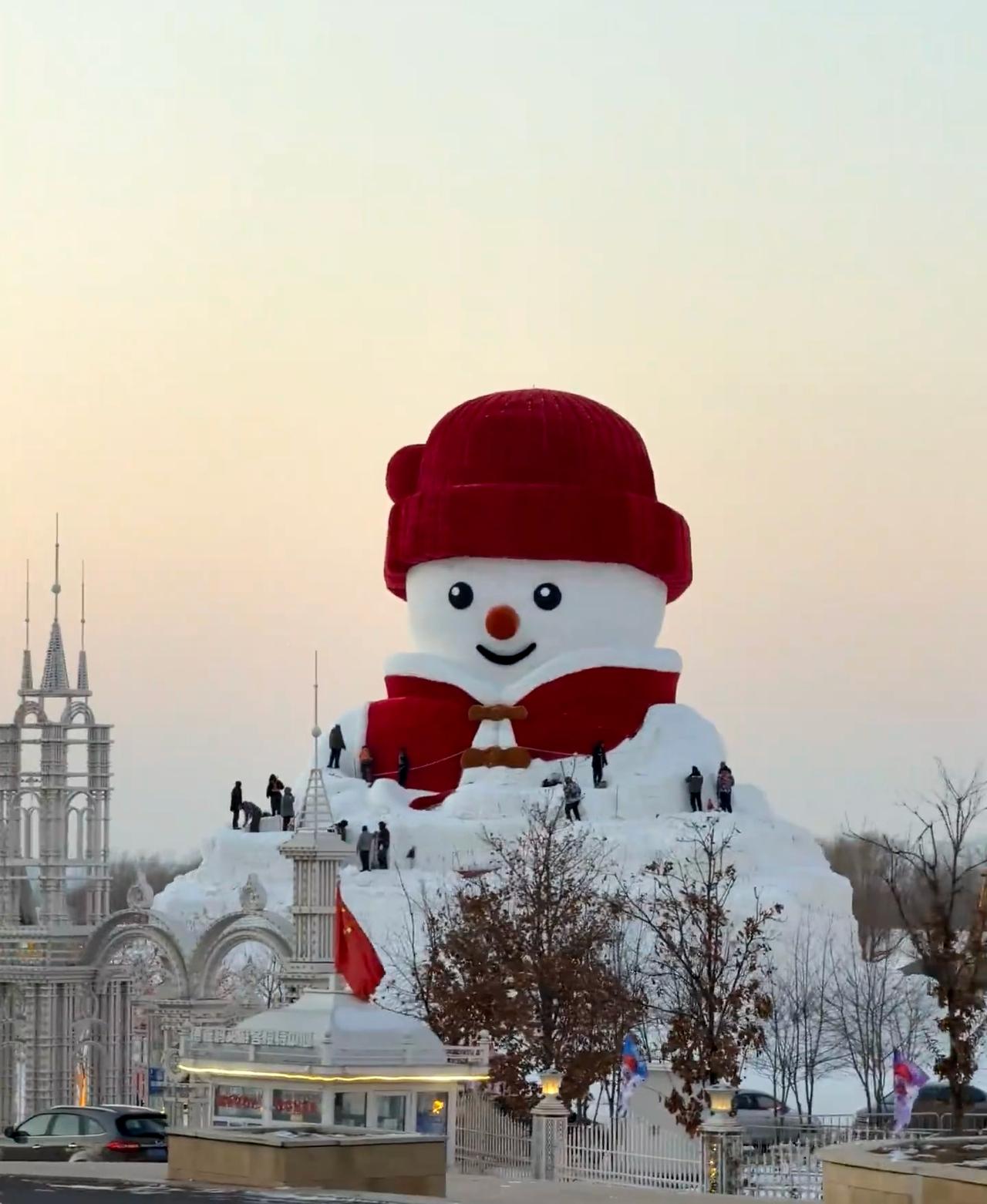 哈尔滨第二个雪人也挖出来了，这个难挖啊！雪真的太美了，我从小到大几乎没见过这