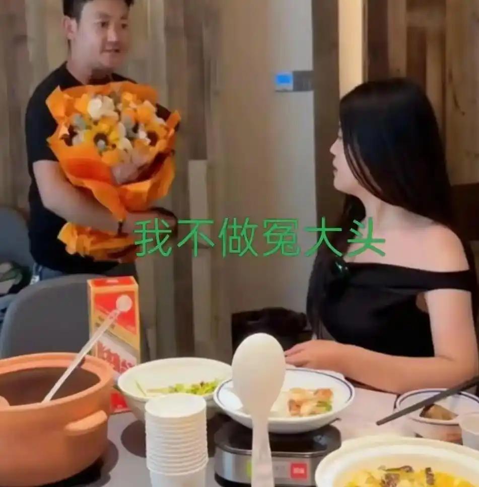 小伙和女生相约见面，特意买上鲜花，满心欢喜赶来赴约。可他迟到了一阵，推开包间门的