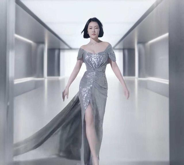 小S这回可真拼了，带二女儿Lily拍广告全裸出镜，走路背影被嘲像企鹅，大女儿早早