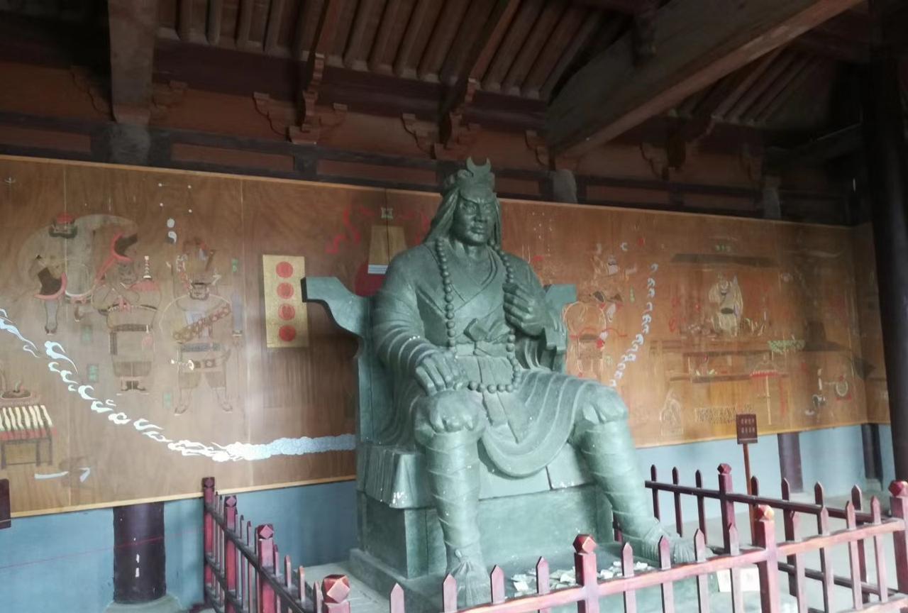 整个《水浒传》里，最喜欢的人就是武松。高太尉不怕牛二，他自己就是泼皮出身，只需