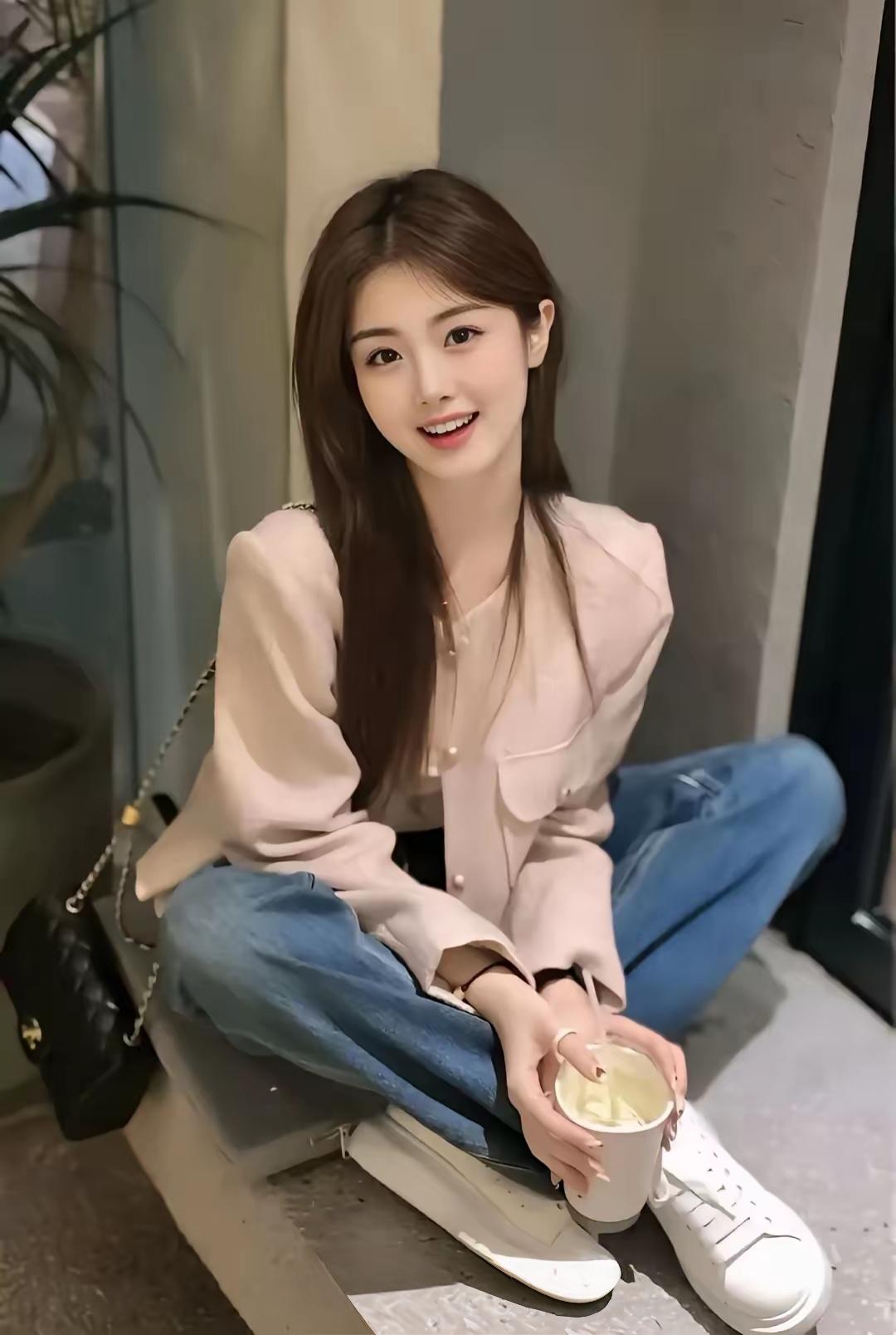 “元气满满的一天，从一杯咖啡开始！”🌞☕️💕