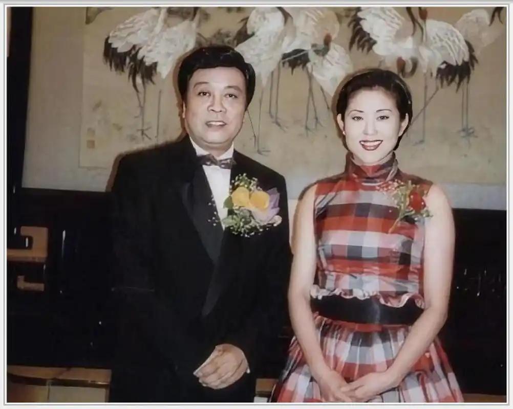 2020年赵忠祥的追悼会上，倪萍哭到需要人搀扶。很多人不知道，这对在春晚舞台上并