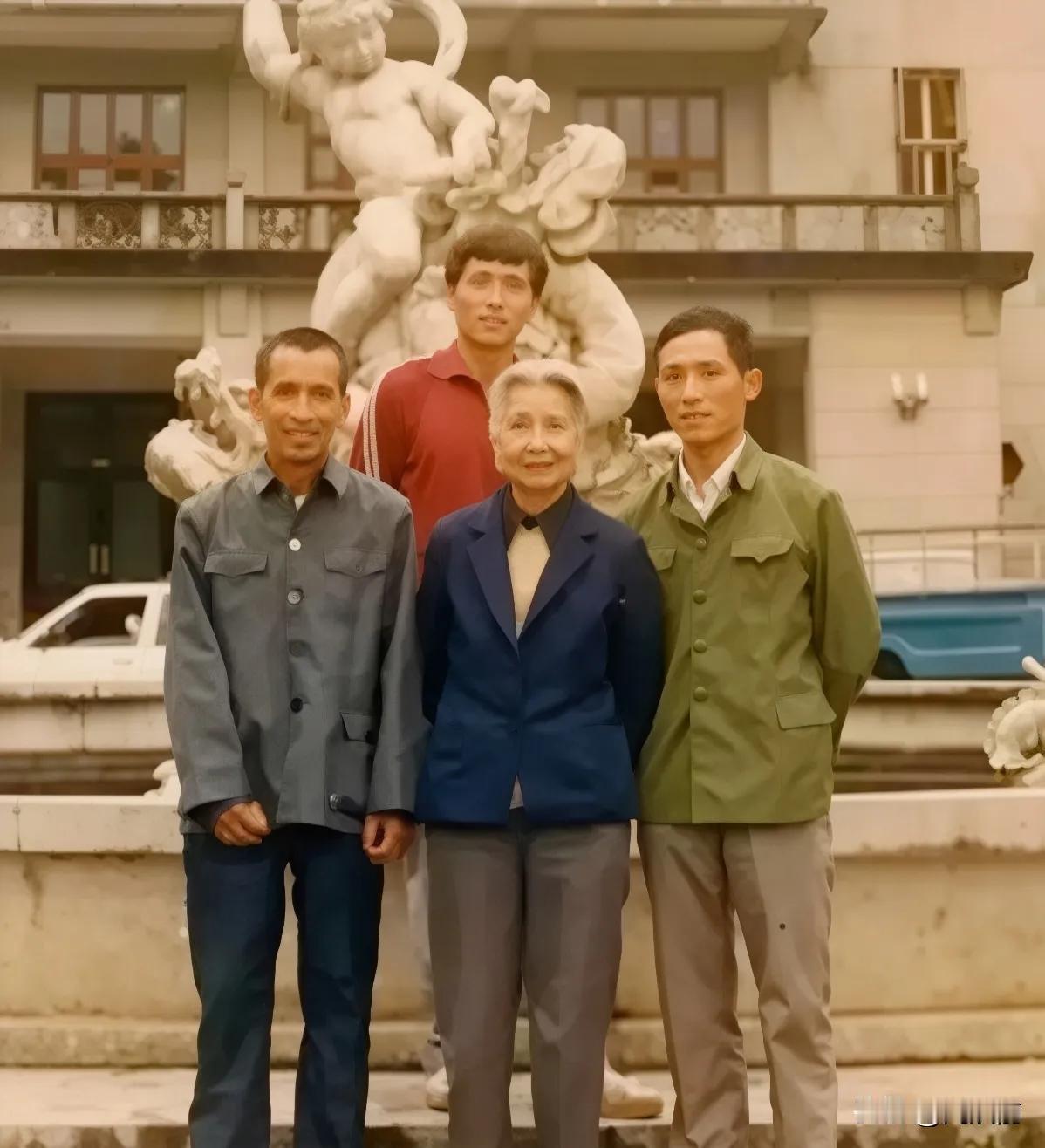 这张照片是革命前辈曾志女士和她的家人在井冈山的合影留念。左边那位是当年他寄养在