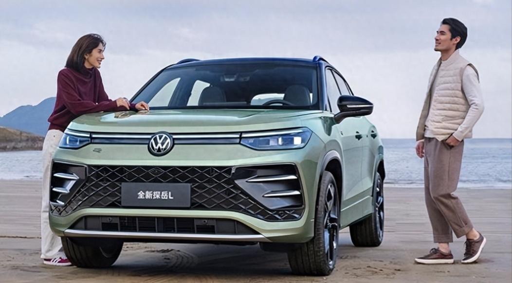 昨晚小区群里又吵起来了。楼下标准车位就那么宽，邻居新提的国产SUV停进去，两边车