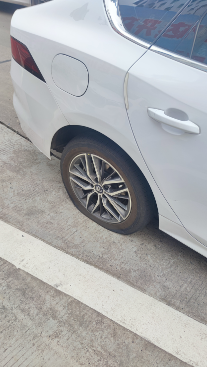 高速120km/h爆胎是什么样的体验？1.爆胎位置右后轮2.爆胎原因是，路上